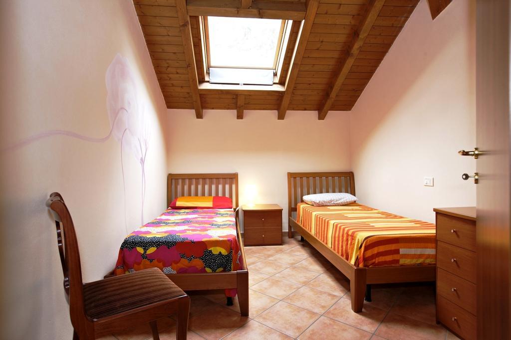 Bella Casa Alla Spiaggia Tronzano Lago Maggiore Exterior foto